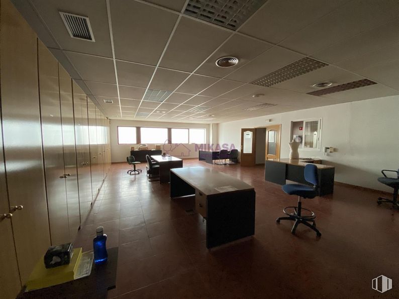 Industrial for sale & for rent at Calle Electrónica, Alcorcón, Madrid, 28923 with desk, chair, flooring, floor, wood, ceiling, furniture, interior design, lighting and hall around