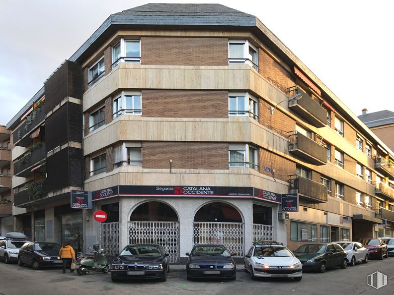 Retail for sale at Calle Pechuán, Chamartín, Madrid, 28002 with car, building, land vehicle, wheel, window, property, sky, vehicle, tire and automotive parking light around