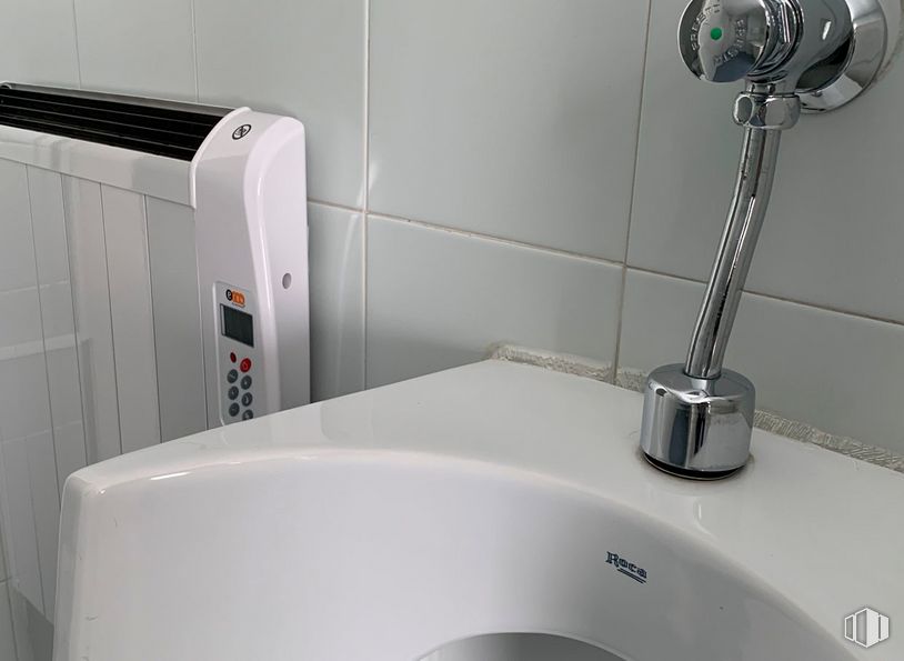 Oficina en alquiler en Paseo Castellana, 182, Chamartín, Madrid, 28046 con grifo, fregadero, arreglo de tubería, diseño automotriz, lavabo del baño, propiedad material, gas, madera, plomería y baño alrededor