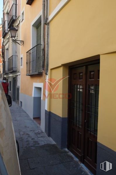 Retail for rent at Casco antiguo, Cuenca, 16001 with door, person, window, building, fixture, wood, road surface, house, facade and tints and shades around