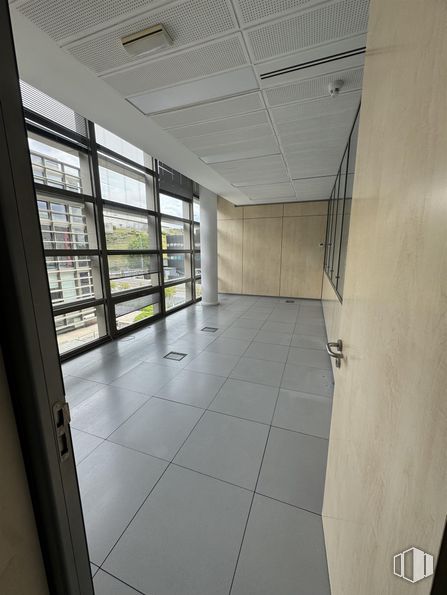 Oficina en alquiler en Natea Business Park, Avenida Industria, 4, Alcobendas, Madrid, 28108 con accesorio, interiorismo, suelo, suelos, propiedad material, hall, material compuesto, techo, ventana y vidrio alrededor