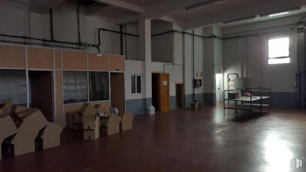 Industrial for sale at Calle Ciudad de Frías, 20, Villaverde, Madrid, 28021 with furniture, wood, hall, floor, flooring, hardwood, couch, window, space and ceiling around