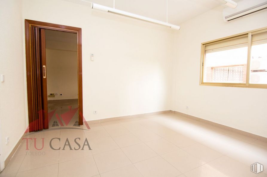 Office for rent at Carretera de la Peraleda, Toledo, 45004 with window, mirror, property, fixture, building, wood, paint, flooring, shade, floor and wood stain around