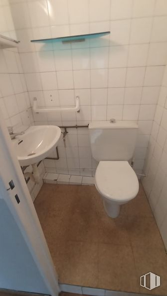 Oficina en alquiler en Calle Alcalá, San Blas - Canillejas, Madrid, 28022 con inodoro, fregadero, lavabo, cuarto de baño, morado, grifo, accesorios de fontanería, asiento del inodoro, interiorismo y fluido alrededor