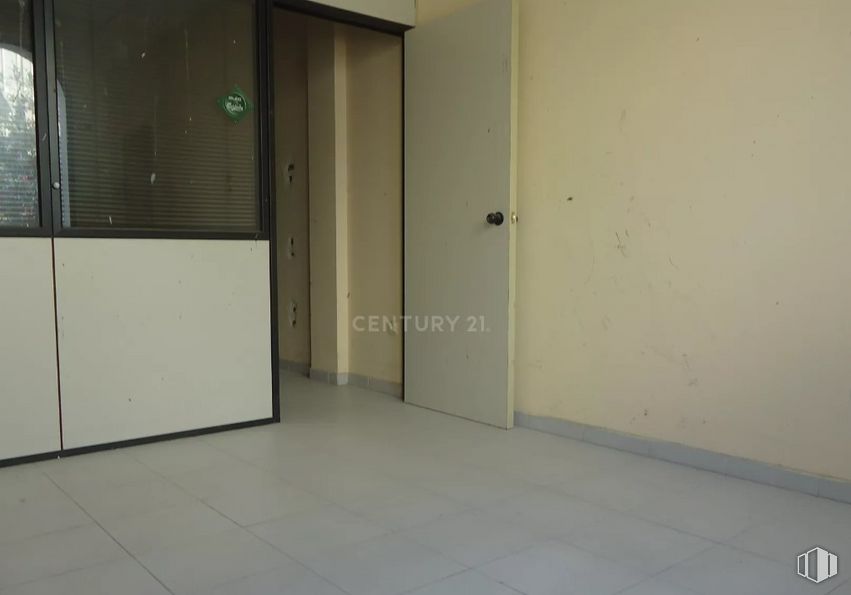 Local en venta en Zona centro, Torres de la Alameda, Madrid, 28813 con puerta, accesorio, suelo, edificio, suelos, exterior del automóvil, vidrio, techo, madera y puerta del vehículo alrededor