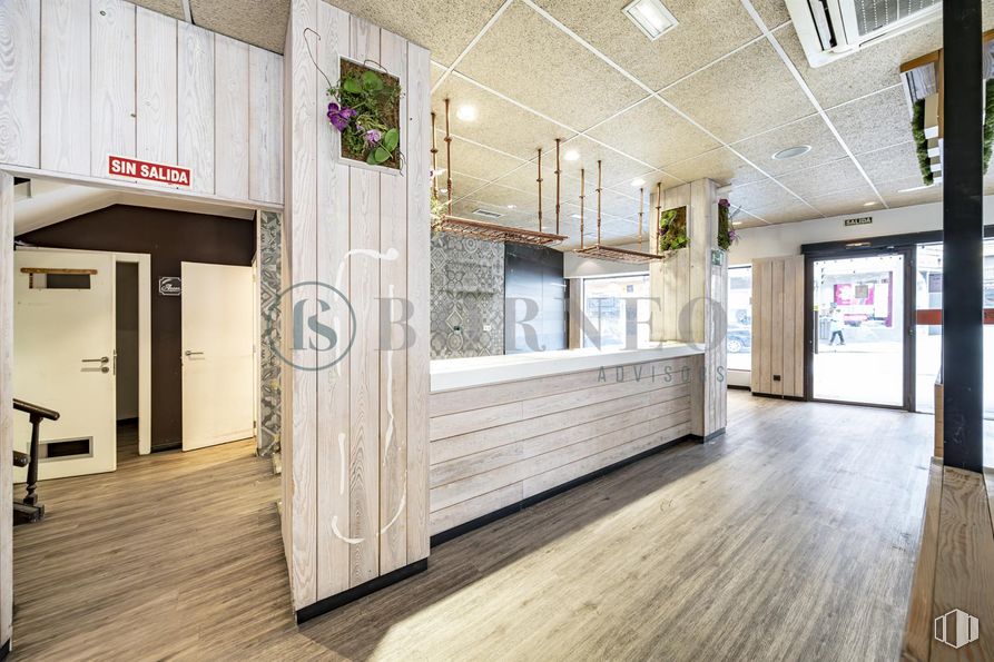 Retail for sale & for rent at Calle Jerónima Llorente, 1, Tetuán, Madrid, 28039 with door, flooring, wood, ceiling, floor, interior design, wood flooring, light fixture, room and glass around