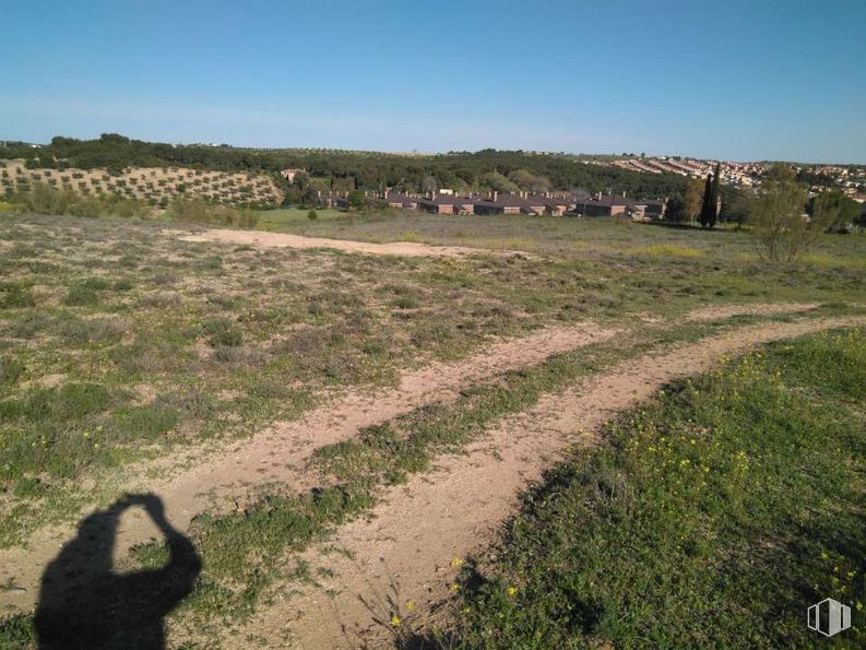 Land for sale at Calle Ciudad Real, S/N, Bargas, Toledo, 45593 with sky, plant, land lot, natural landscape, grass, grassland, slope, people in nature, landscape and mountainous landforms around