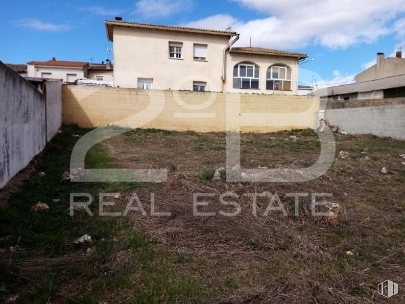 Land for sale at Casco urbano, Pioz, Guadalajara, 19162 with house, cloud, sky, plant, window, building, land lot, road surface, asphalt and residential area around