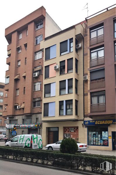 Retail for sale & for rent at Calle Capitán Luque, 26, Talavera de la Reina, Toledo, 45600 with building, window, car, license plate, property, wheel, plant, vehicle, sky and architecture around