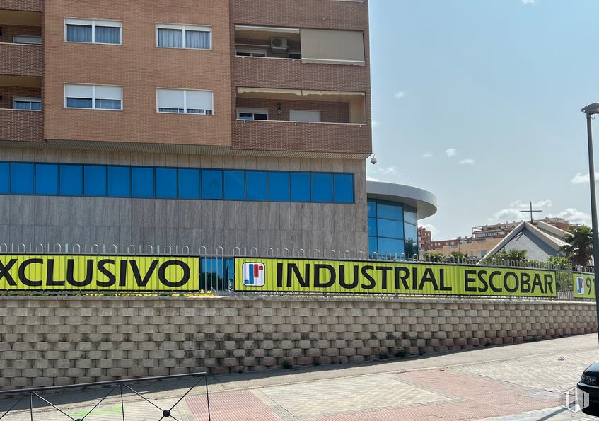 Local en venta en Avenida Valdearganda, Arganda del Rey, Madrid, 28500 con edificio, ventana, cielo, luz de la calle, asfalto, neumático de automoción, diseño urbano, condominio, nube y fachada alrededor