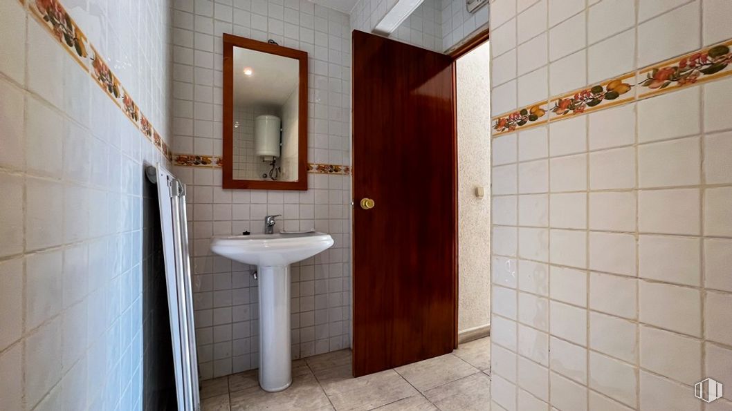 Office for sale at Zona Céntrica, Collado Villalba, Madrid, 28400 with sink, door, mirror, brown, tap, property, plumbing fixture, bathroom sink, bathroom and building around