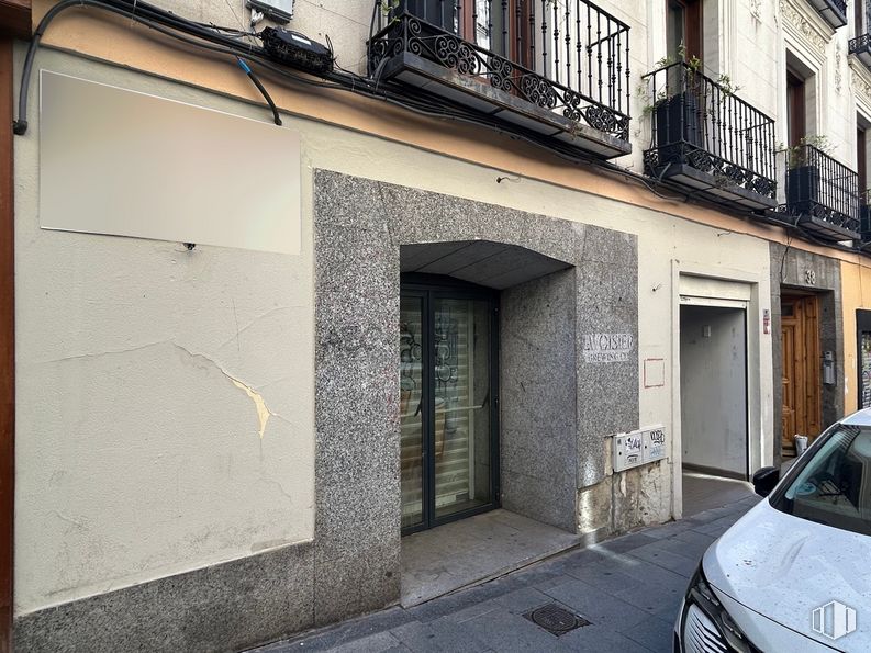 Retail for rent at Calle San Andrés, 38, Centro, Madrid, 28004 with car, land vehicle, building, vehicle, automotive lighting, hood, automotive exterior, automotive design, road surface and vehicle door around