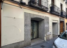 Retail for rent at Calle San Andrés, 38, Centro, Madrid, 28004 with car, land vehicle, building, vehicle, automotive lighting, hood, automotive exterior, automotive design, road surface and vehicle door around