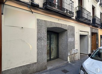 Retail for rent at Calle San Andrés, 38, Centro, Madrid, 28004 with car, land vehicle, building, vehicle, automotive lighting, hood, automotive exterior, automotive design, road surface and vehicle door around