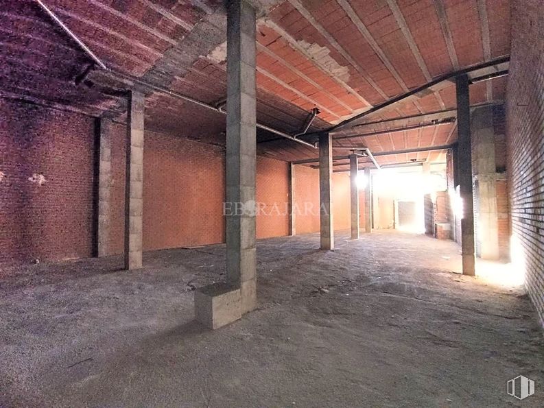 Retail for rent at Calle Calera, Talavera de la Reina, Toledo, 45600 with wood, floor, flooring, beam, building, brick, brickwork, composite material, tints and shades and ceiling around