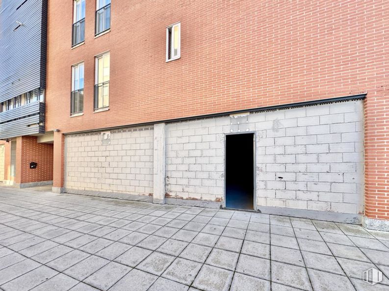 Retail for sale at Avenida Derechos Humanos, Ávila, 05003 with door, window, wall, brick, brickwork, composite material, apartment, metal, building material and concrete around