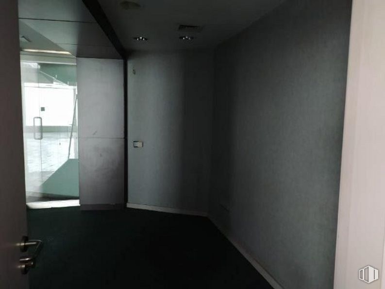 Retail for sale & for rent at Calle Puerto Bonaigua, 1, Torrejón de Ardoz, Madrid, 28850 with fixture, flooring, door, wood, building, tints and shades, ceiling, composite material, aluminium and glass around