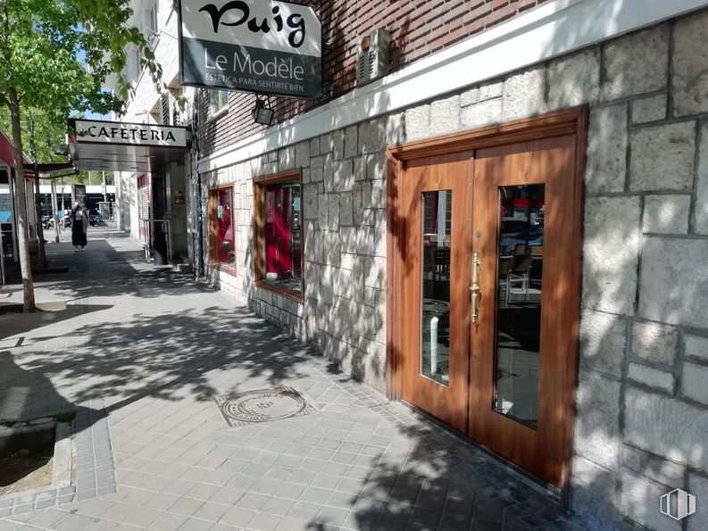 Local en venta en Paseo Virgen del Puerto, Arganzuela, Madrid, 28005 con puerta, edificio, superficie de la carretera, barrio, acera, fachada, ciudad, carretera, árbol y madera alrededor