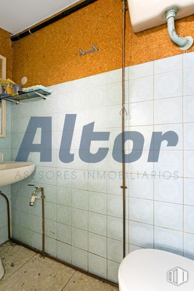 Local en venta en Zona Avenida San Luís, Hortaleza, Madrid, 28033 con fregadero, inodoro, accesorio, cuarto de baño, fuente, propiedad material, gas, material compuesto, suelos y accesorios de fontanería alrededor