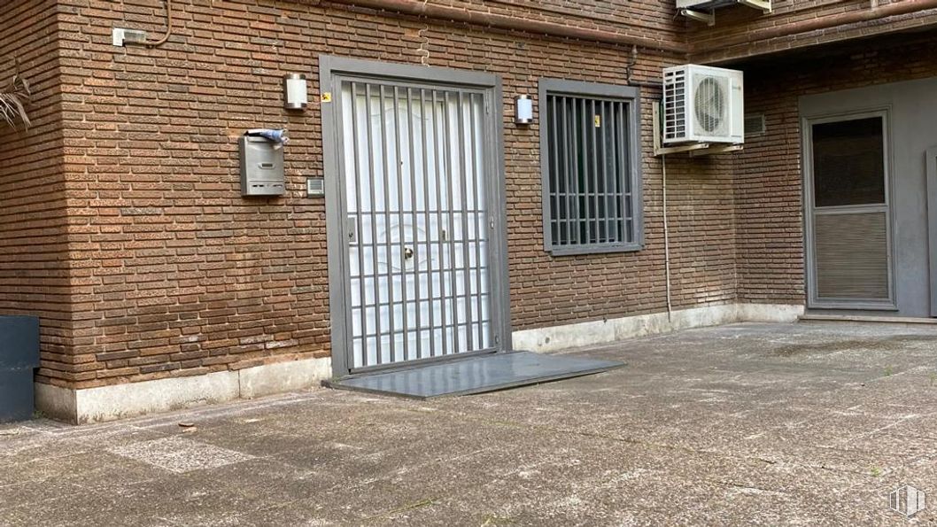 Local en alquiler en Calle Oquendo, 20, Chamartín, Madrid, 28006 con puerta, ventana, edificio, accesorio, madera, superficie de la carretera, albañilería, ladrillo, fachada y puerta de casa alrededor