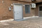 Retail for rent at Calle Oquendo, 20, Chamartín, Madrid, 28006 with door, window, building, fixture, wood, road surface, brickwork, brick, facade and home door around