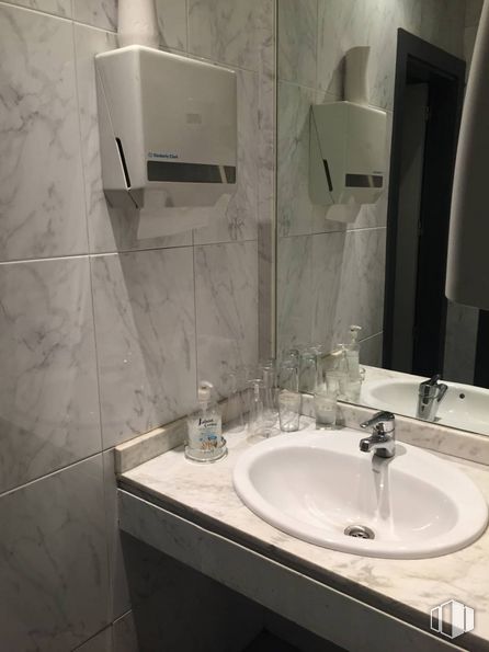 Local en alquiler y venta en Calle Francisco Villaespesa, 6, Ciudad Lineal, Madrid, 28017 con fregadero, secador de manos, productos envasados, espejo, grifo, lavabo de baño, accesorio de fontanería, propiedad, baño y edificio alrededor