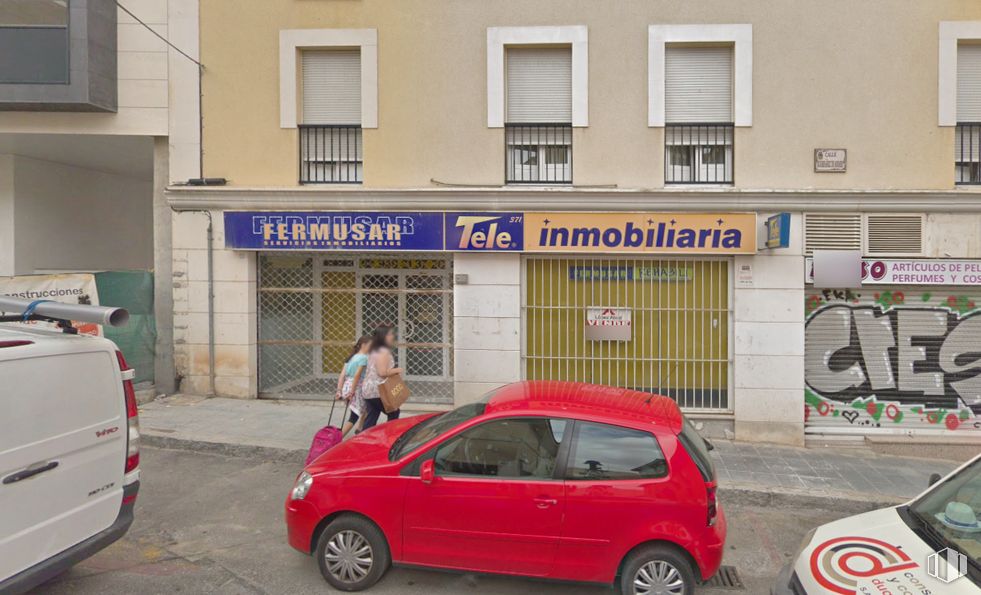 Retail for sale at Centro urbano, Guadalajara, 19001 with wheel, person, car, tire, window, automotive parking light, land vehicle, vehicle, vehicle registration plate and motor vehicle around