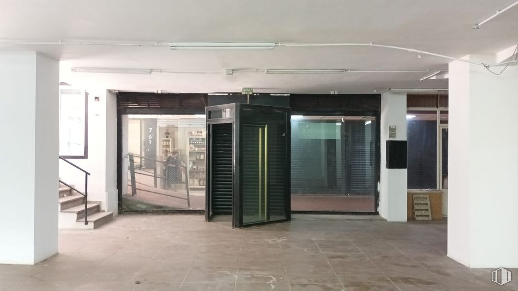 Retail for sale & for rent at Calle Lope de Vega, 47, Getafe, Madrid, 28904 with door, window, fixture, hall, floor, flooring, gas, wood, facade and glass around