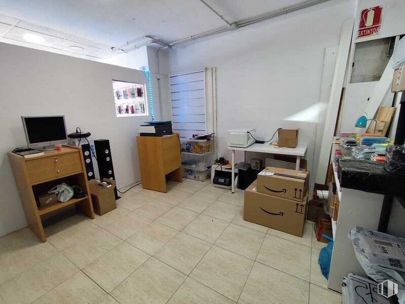 Local en alquiler en Calle Huerta, Alcorcón, Madrid, 28921 con televisión, pantalla de ordenador, caja de envío, caja, electrodoméstico, mueble, interiorismo, edificio, suelo y suelos alrededor