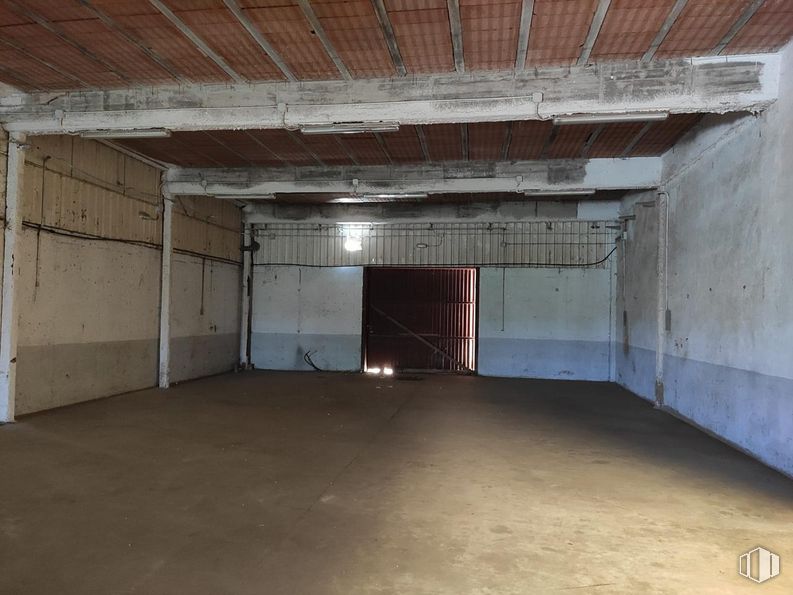 Nave en venta en Polígono Industrial El Vaciadero, Santorcaz, Madrid, 28818 con edificio, piso, pasillo, madera, suelo, material compuesto, techo, hormigón, aparcamiento y puerta alrededor