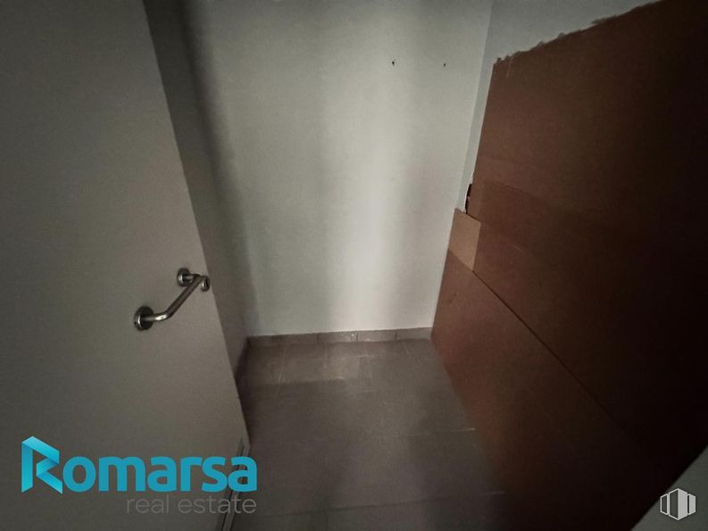 Retail for rent at Calle San Millán, Ávila, 05001 with door, wood, fixture, floor, flooring, wall, handle, gas, tints and shades and composite material around