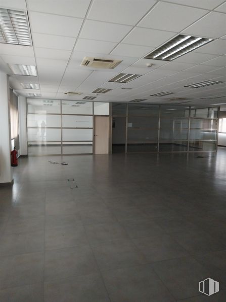 Industrial for sale at Carretera San Rafael, Segovia, 40006 with flooring, floor, ceiling, interior design, lighting, tile flooring, hall, grey, glass and transparency around