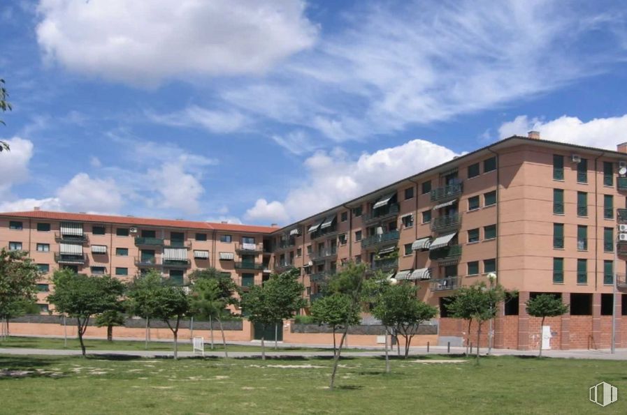 Local en venta en Glorieta Tamarindo, Aranjuez, Madrid, 28300 con edificio, nube, cielo, planta, propiedad, ventana, árbol, diseño urbano, condominio y hierba alrededor