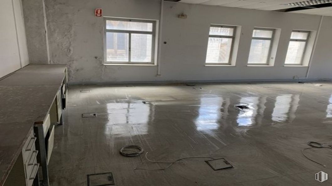 Office for sale at Plaza Catedral, 4, Ávila, 05001 with window, property, fixture, wood, floor, flooring, building, tile flooring, composite material and hall around