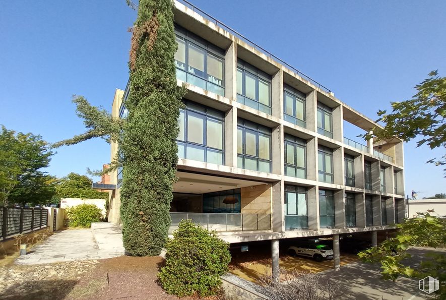 Oficina en alquiler en Avenida Victoria, 134, Moncloa - Aravaca, Madrid, 28023 con planta, ventana, edificio, cielo, propiedad, árbol, lote de tierra, diseño urbano, condominio y zona residencial alrededor