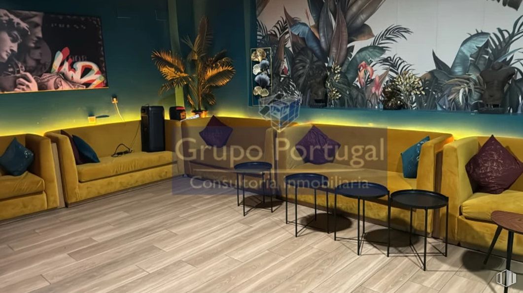 Retail for rent at Zona Prosperidad, Chamartín, Madrid, 28002 with table, couch, flooring, floor, furniture, interior design, chair, wood flooring, tile and hotel around