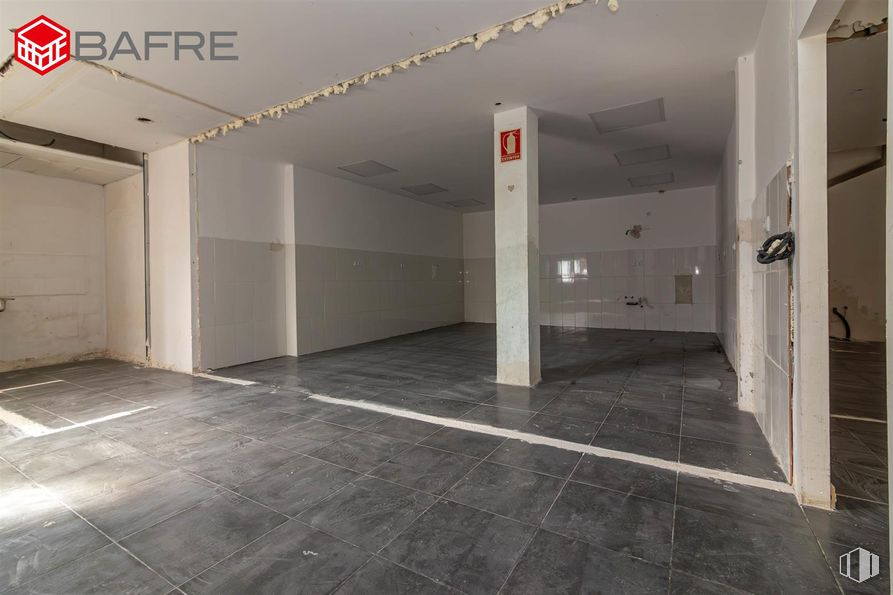 Retail for sale at Zona céntrica, Collado Villalba, Madrid, 28400 with flooring, floor, ceiling, composite material, grey, tile flooring, concrete, silver, hall and building material around