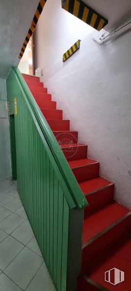 Retail for rent at Avenida Filipinas, Chamberí, Madrid, 28003 with stairs, wood, paint, fixture, floor, flooring, material property, composite material, hardwood and handrail around