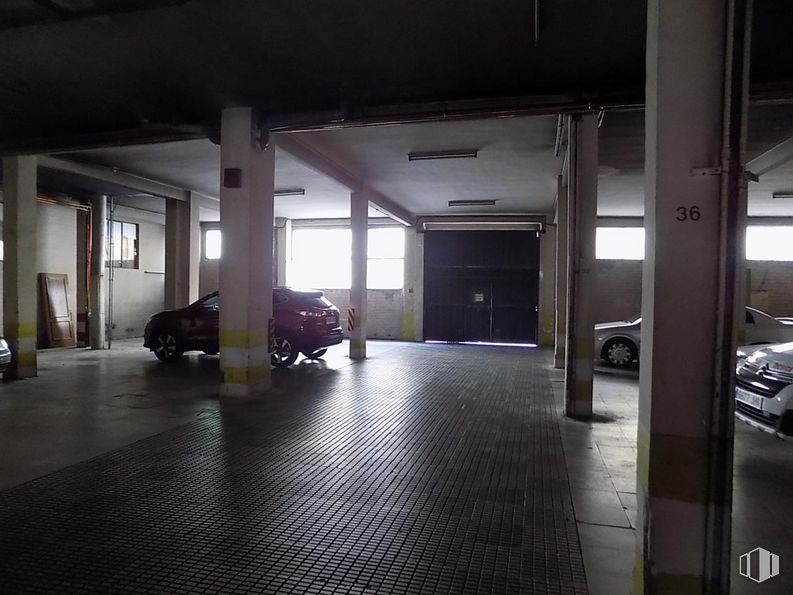 Retail for sale & for rent at Calle Diego Jiménez, Cuenca, 16004 with car, door, automotive parking light, wheel, tire, automotive lighting, building, automotive design, fixture and vehicle around