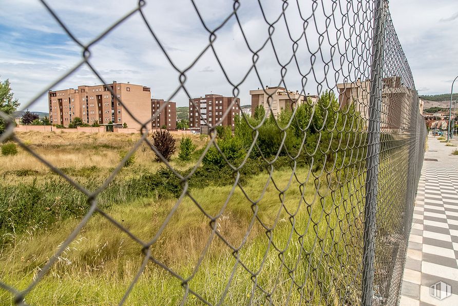 Land for sale at Calle María Luisa Menéndez Calleja, Cuenca, 16003 with building, sky, cloud, plant, fence, mesh, land lot, wire fencing, tree and grass around