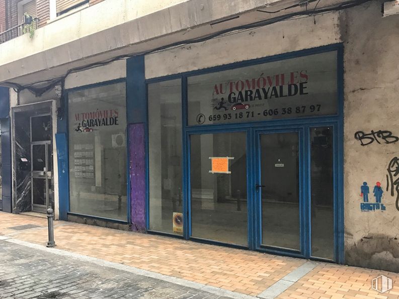 Retail for rent at Calle Sol, 22, Talavera de la Reina, Toledo, 45600 with door, fixture, building, facade, font, electric blue, composite material, city, glass and signage around