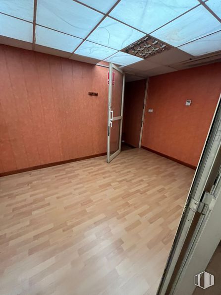 Local en alquiler en Zona Europolis, Las Rozas de Madrid, Madrid, 28230 con madera, accesorio, suelo, suelos, material compuesto, techo, puerta, hall, madera dura y tintes y matices alrededor