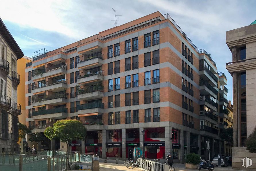 Oficina en alquiler y venta en Calle Noblejas, 2, Centro, Madrid, 28013 con edificio, cielo, nube, durante el día, ventana, diseño urbano, condominio, bloque de pisos, zona residencial y edificio comercial alrededor