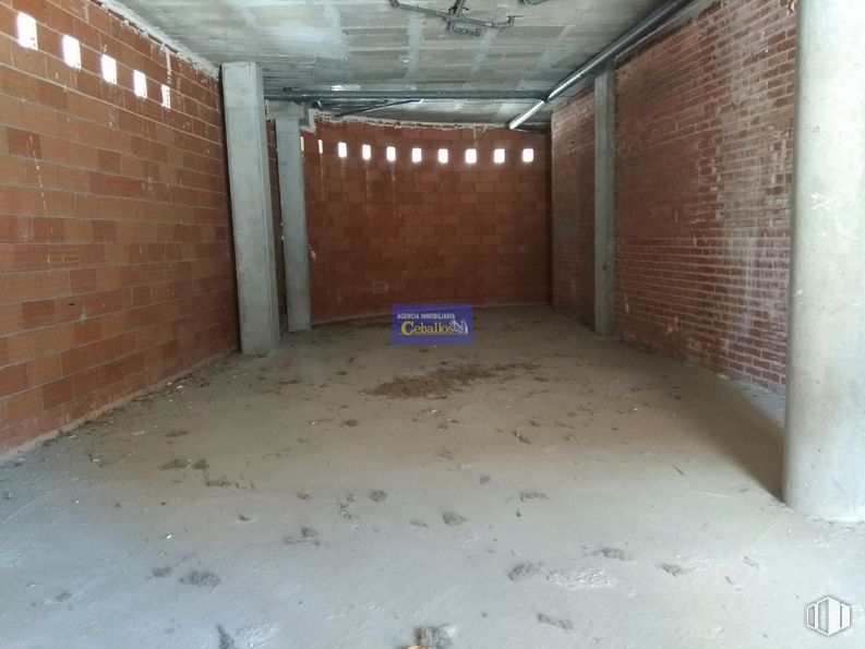 Retail for sale & for rent at Calle Campiña, Guadalajara, 19005 with wood, floor, flooring, fixture, building material, brickwork, composite material, building, brick and gas around