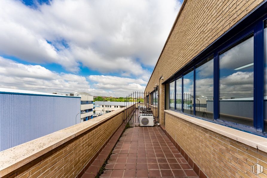 Oficina en alquiler en Calle Esteban Terradas, 6, Leganés, Madrid, 28914 con edificio, nube, cielo, azul, madera, diseño urbano, techo, fachada, ciudad y casa alrededor