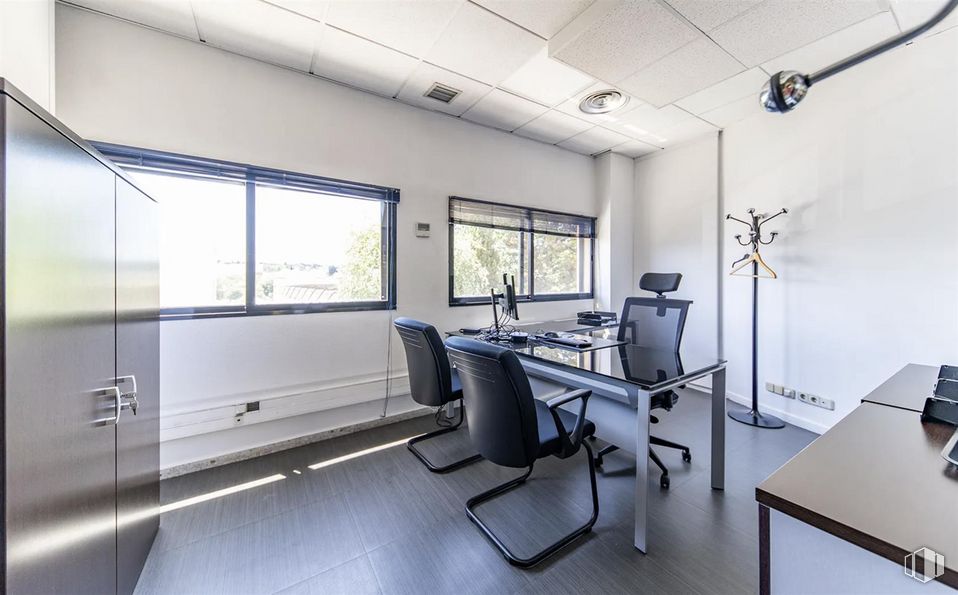 Oficina en venta en Edificio Informa, Avenida Industria, 32, Alcobendas, Madrid, 28108 con silla, ventana, puerta, escritorio, mesa, mueble, propiedad, silla de oficina, suelo y suelos alrededor