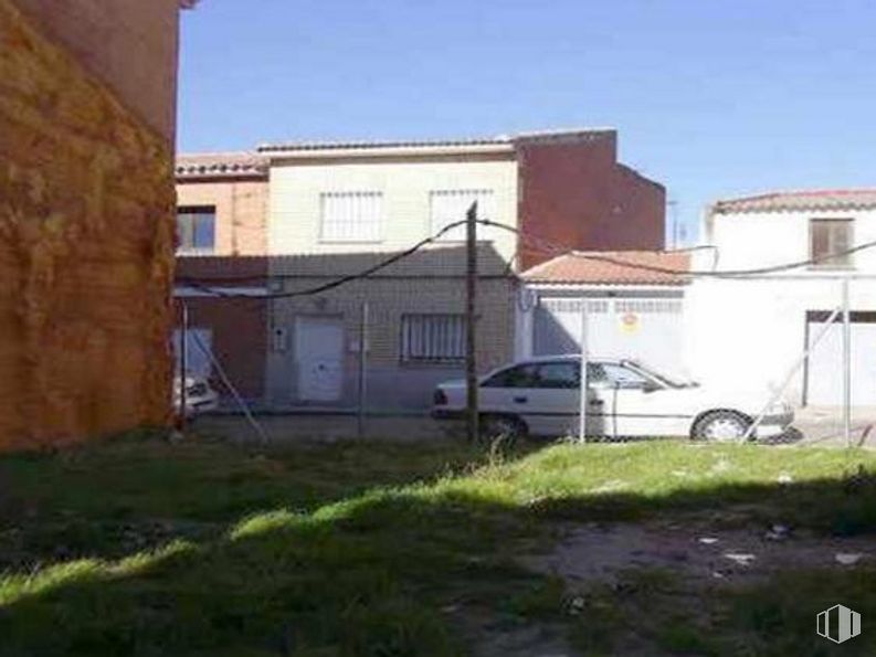 Land for sale at Calle Portillo, 8, Novés, Toledo, 45519 with car, house, window, door, sky, property, building, plant, wheel and tire around