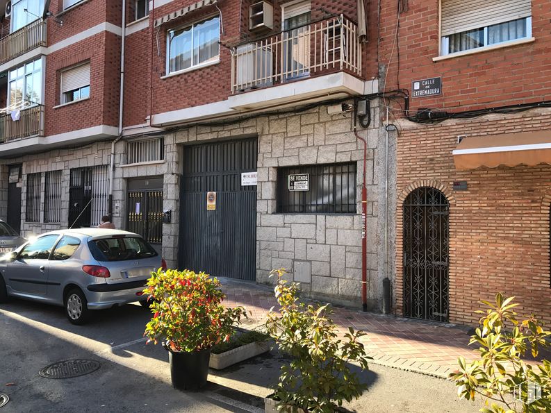 Local en venta en Calle Extremadura, 16, Colmenar Viejo, Madrid, 28770 con coche, ventana, planta de interior, planta, maceta, vehículo terrestre, neumático, rueda, edificio y placa de matrícula del vehículo alrededor