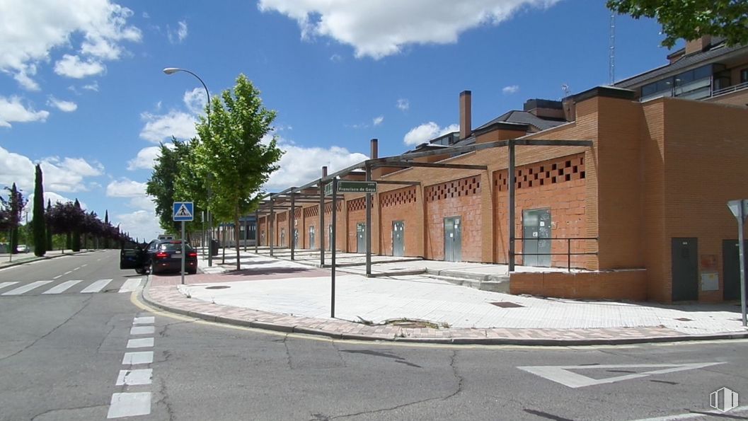 Local en alquiler en Avenida Isabel de Farnesio, Boadilla del Monte, Madrid, 28660 con edificio, cielo, nube, luz de la calle, árbol, superficie de la carretera, diseño urbano, asfalto, ventana y barrio alrededor