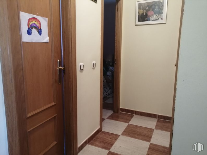 Retail for sale at Labajos, Labajos, Segovia, 40146 with picture frame, wardrobe, property, handle, door, fixture, dead bolt, wood, home door and door handle around